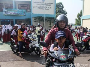 Hari Pertama Masuk Sekolah, Ortu Siswa Ramai-ramai Antar Anaknya Hari Pertama Masuk Sekolah, Ortu Siswa Ramai-ramai Antar Anaknya