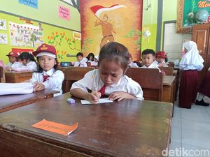 Siswa Baru SD di Kota Blitar Jalani MPLS 2 Pekan, Ada yang Nangis Cari Ortu Siswa Baru SD di Kota Blitar Jalani MPLS 2 Pekan, Ada yang Nangis Cari Ortu