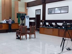 Momen Panas di Sidang Haris-Fatia: Saling Bentak hingga Maju ke Meja Hakim Momen Panas di Sidang Haris-Fatia: Saling Bentak hingga Maju ke Meja Hakim
