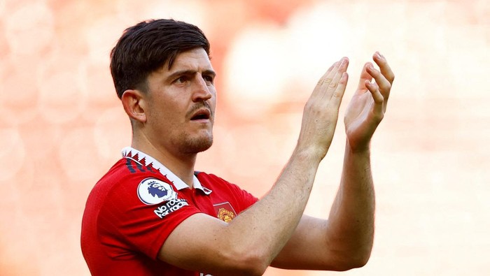 FILE PHOTO: Soccer Football - Premier League - Manchester United v Fulham - Old Trafford, Manchester, Britain - May 28, 2023 Manchester Uniteds Harry Maguire during the lap of appreciation after the match Action Images via Reuters/Andrew Boyers EDITORIAL USE ONLY. No use with unauthorized audio, video, data, fixture lists, club/league logos or live services. Online in-match use limited to 75 images, no video emulation. No use in betting, games or single club /league/player publications.  Please contact your account representative for further details./File Photo