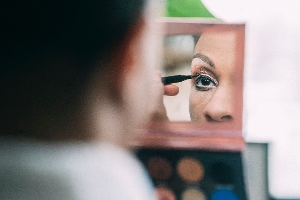 Hindari penggunaan bold eyeliner/foto: pexels.com Hindari penggunaan bold eyeliner