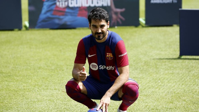 Soccer Football - FC Barcelona unveil Ilkay Gundogan - Ciutat Esportiva Joan Gamper, Barcelona, Spain - July 17, 2023 New FC Barcelona player Ilkay Gundogan poses for a picture during the presentation REUTERS/Albert Gea