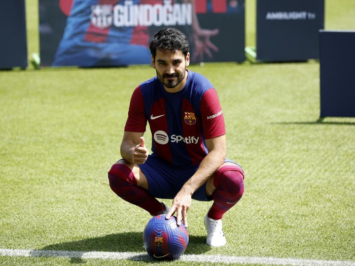 Soccer Football - FC Barcelona unveil Ilkay Gundogan - Ciutat Esportiva Joan Gamper, Barcelona, Spain - July 17, 2023 New FC Barcelona player Ilkay Gundogan poses for a picture during the presentation REUTERS/Albert Gea