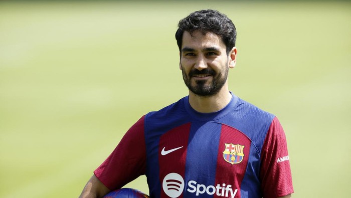 Soccer Football - FC Barcelona unveil Ilkay Gundogan - Ciutat Esportiva Joan Gamper, Barcelona, Spain - July 17, 2023 New FC Barcelona player Ilkay Gundogan poses for a picture during the presentation REUTERS/Albert Gea