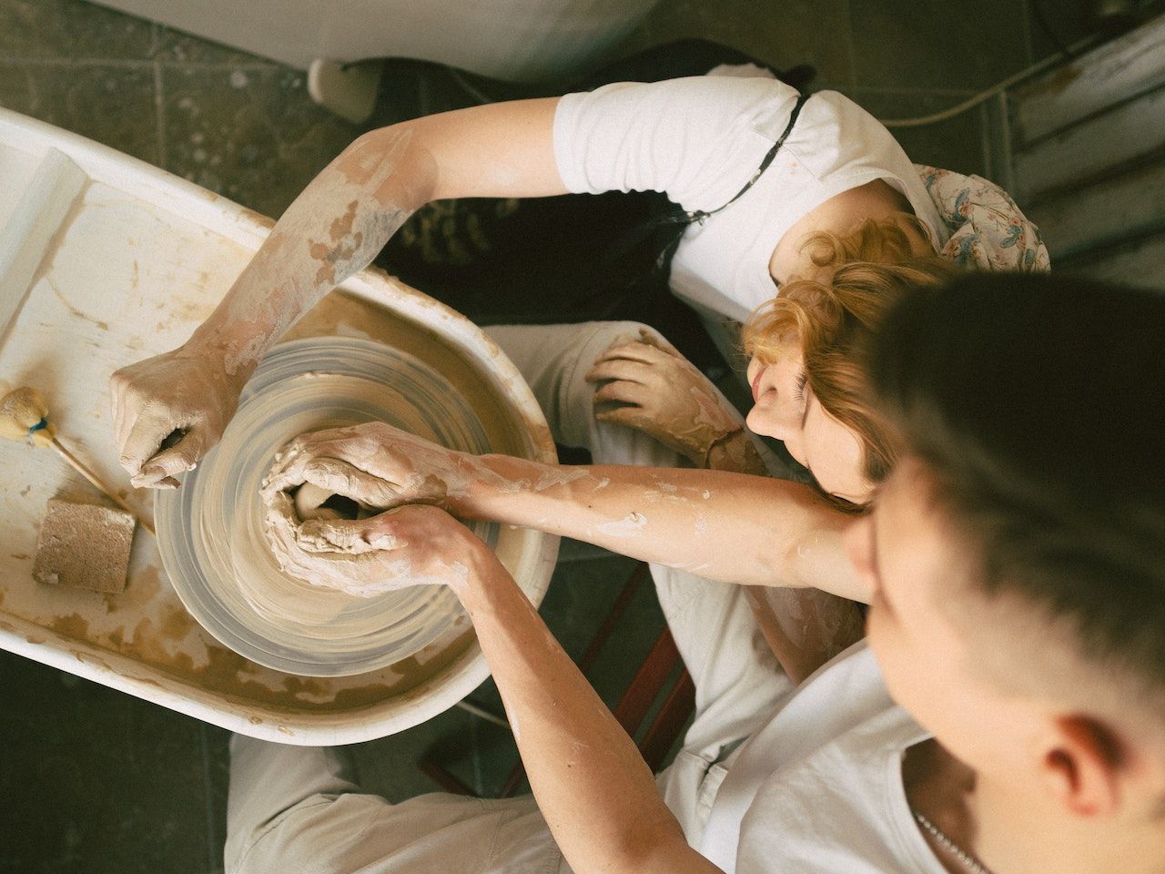 Ilustrasi pottery class couple. /Foto: Pexels.com/