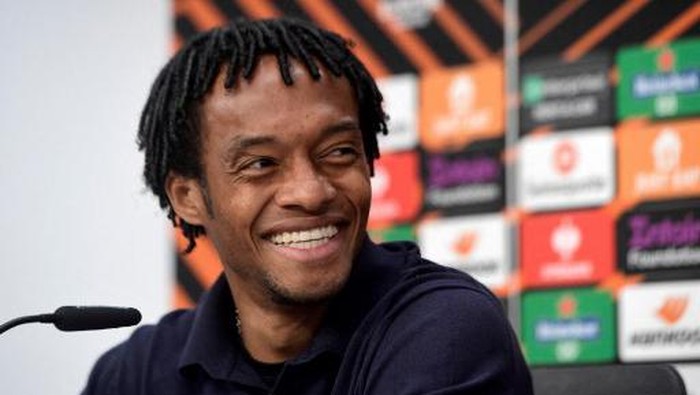 Juventus Colombian defender Juan Cuadrado gives a press conference on the eve of the UEFA Europa League semi-final second leg football match between Sevilla FC and Juventus at the Ramon Sanchez Pizjuan stadium in Seville on May 17, 2023. (Photo by CRISTINA QUICLER / AFP)