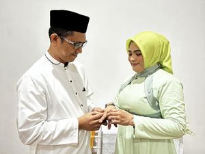 Wabup Maros Suhartina Dipersunting Kadis Kominfo di Hari Ulang Tahun ke-42 Wabup Maros Suhartina Dipersunting Kadis Kominfo di Hari Ulang Tahun ke-42