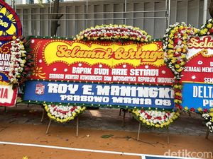 Karangan Bunga untuk Budi Arie dari Projo-Prabowo Mania Banjiri Kominfo