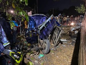 Peziarah Gagal ke Sunan Ampel Usai Mobilnya Tabrak 3 Pemotor di Suramadu Peziarah Gagal ke Sunan Ampel Usai Mobilnya Tabrak 3 Pemotor di Suramadu