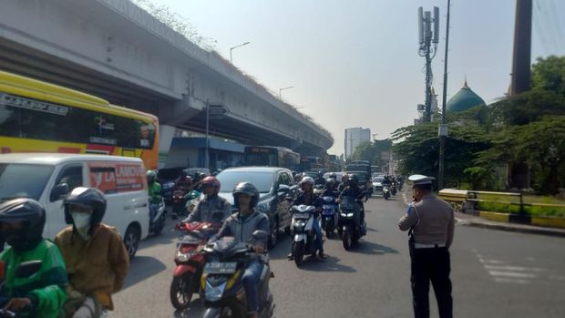 Kemacetan lalu lintas di Jalan Daan Mogot, Jakarta Barat, mulai terurai, Senin (17/7/2023) jelang siang.