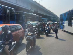 Polisi Tegur Kontraktor Usai Pengecoran Flyover Pesing Bikin Macet Lalin
