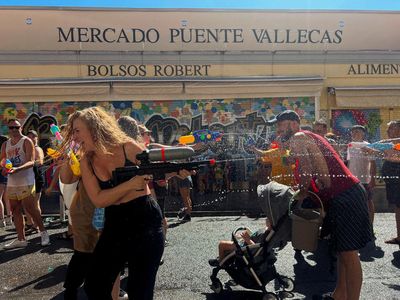 Basah Kuyup! Serunya Perang Air di Spanyol Saat Panas Menyengat