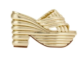 Ikonik Rainbow Wedges Tampil Baru di Koleksi Ferragamo Pre-Fall 2023