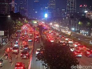 Lalin Kawasan Semanggi Arah Cawang Padat Malam Ini