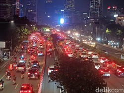 Lalin Kawasan Semanggi Arah Cawang Padat Malam Ini