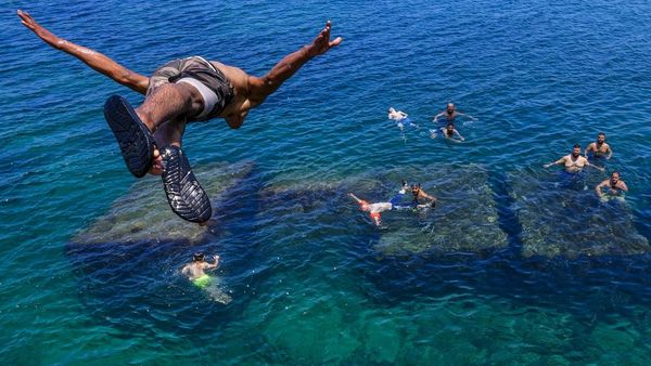 Lebanon Gerah Banget, Warga Ramai-ramai Nyemplung ke Laut