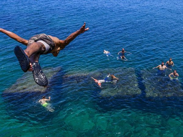 Lebanon Gerah Banget, Warga Ramai-ramai Nyemplung ke Laut
