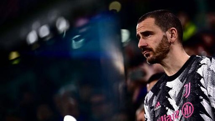 Juventus Italian defender Leonardo Bonucci watches the game from the substitutes bench during the UEFA Europa League round of 32, first leg football match between Juventus FC and FC Nantes, on February 16, 2023 at the Juventus stadium in Turin. (Photo by Marco BERTORELLO / AFP)