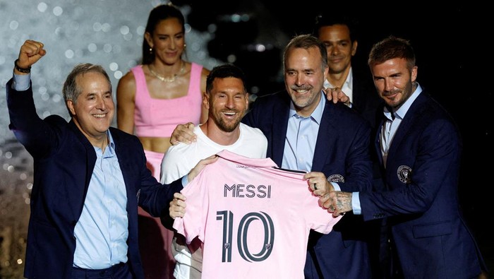 Soccer Football - Inter Miami CF unveil Lionel Messi - DRV PNK Stadium, Fort Lauderdale, Florida, United States - July 16, 2023 New Inter Miami signing Lionel Messi poses with a club shirt with owners Jorge Mas, Jose R. Mas and David Beckham during the unveiling REUTERS/Marco Bello     TPX IMAGES OF THE DAY
