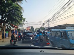 Hari Pertama Sekolah, Lalin di Jalan Raya Cipayung Depok Macet