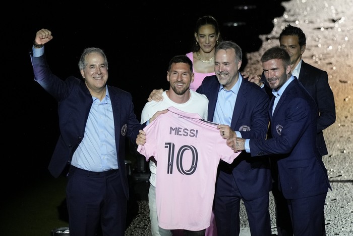 Inter Miamis Lionel Messi, center left, holds his new team jersey as he poses with team co-owners Jorge Mas, left, Jose Mas, second right, and David Beckham, right, as he is introduced during a celebration by the team at DRV PNK Stadium, Sunday, July 16, 2023, in Fort Lauderdale, Fla. (AP Photo/Rebecca Blackwell)
