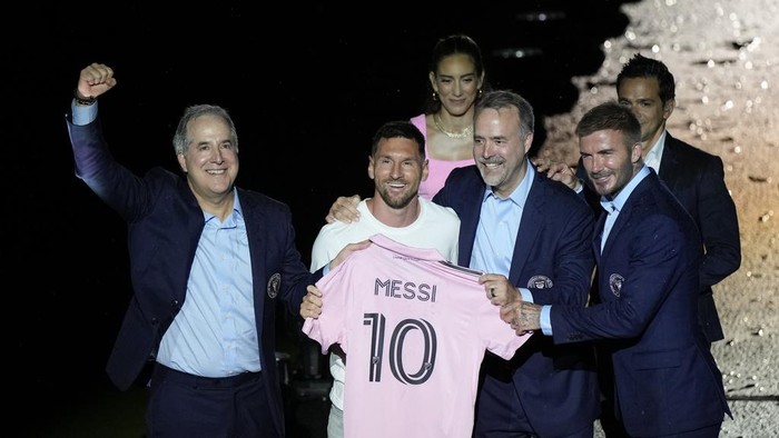 Inter Miamis Lionel Messi, center left, holds his new team jersey as he poses with team co-owners Jorge Mas, left, Jose Mas, second right, and David Beckham, right, as he is introduced during a celebration by the team at DRV PNK Stadium, Sunday, July 16, 2023, in Fort Lauderdale, Fla. (AP Photo/Rebecca Blackwell)