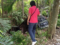 Sopir Mengantuk, Mobil Rombongan Pemedek Tabrak Motor lalu Masuk Parit