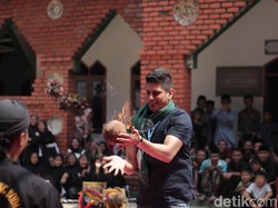 Warga Palestina Coba Main Bola Api di Sukabumi, Boleh Juga Aksinya