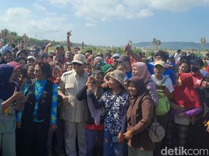 Prabowo Kunjungi Pangandaran, Warga: Hidup Presiden! Prabowo Kunjungi Pangandaran, Warga: Hidup Presiden!