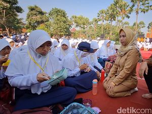 Wali Kota Mojokerto Bangga Ribuan Siswa SMP Berperan Kurangi Sampah Plastik Wali Kota Mojokerto Bangga Ribuan Siswa SMP Berperan Kurangi Sampah Plastik
