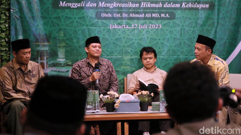 Peluncuran Buku Nilai-Nilai Kebajikan dalam Jamaah LDII Peluncuran Buku Nilai-Nilai Kebajikan dalam Jamaah LDII