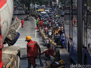 Pembetonan Jalan di Hari Senin Bikin Daan Mogot Makin Kusut