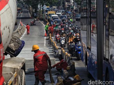 Pembetonan Jalan di Hari Senin Bikin Daan Mogot Makin Kusut