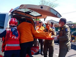 Pemotor di Surabaya Tewas Tabrak Truk Keluar Gudang