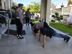 Tiga Botol Bir yang Picu Anggota Polsek Denpasar Barat Dihukum Push Up