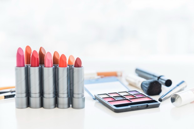 Pewarna sintetis pada kosmetik/Foto: Freepik.com/freepik kandungan kosmetik berbahaya