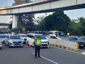 Polisi Buka Tutup Lalin di Underpass Tomang demi Urai Macet Polisi Buka Tutup Lalin di Underpass Tomang demi Urai Macet