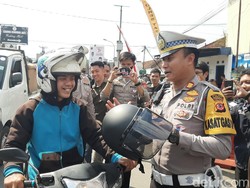 Kagetnya Pemotor di Tasikmalaya, Dikira Bakal Ditilang Malah Dapat Helm Gratis
