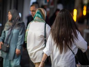 Polisi Moral Iran Kembali Patroli Aturan Berpakaian di Jalan