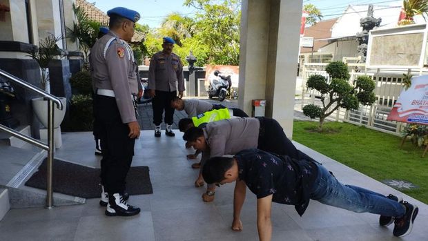 Sebanyak empat anggota kepolisian dari Polsek Denpasar Barat, dihukum push up sebanyak 50 kali, karena menolak laporan korban pencopetan dan malah mereka ketahuan minum bir.