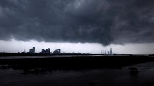 Potret Awan Gelap Payungi India