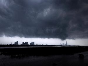 Potret Awan Gelap Payungi India Potret Awan Gelap Payungi India