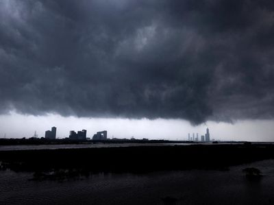 Potret Awan Gelap Payungi India
