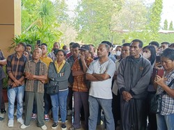 Ratusan Orang Tua-Mahasiswa Geruduk Rektorat Undana Tuntut UKT Turun