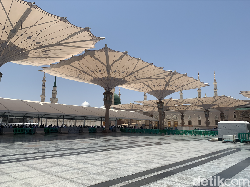 Jemaah Diimbau Gunakan Alas Kaki di Pelataran Masjid Nabawi