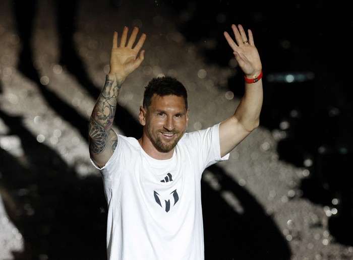 Soccer Football - Inter Miami CF unveil Lionel Messi - DRV PNK Stadium, Fort Lauderdale, Florida, United States - July 16, 2023 New Inter Miami signing Lionel Messi waves to the fans during the unveiling REUTERS/Marco Bello