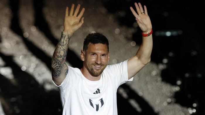 Sambutan Wah Inter Miami Untuk Lionel Messi Soccer Football - Inter Miami CF unveil Lionel Messi - DRV PNK Stadium, Fort Lauderdale, Florida, United States - July 16, 2023 New Inter Miami signing Lionel Messi waves to the fans during the unveiling REUTERS/Marco Bello