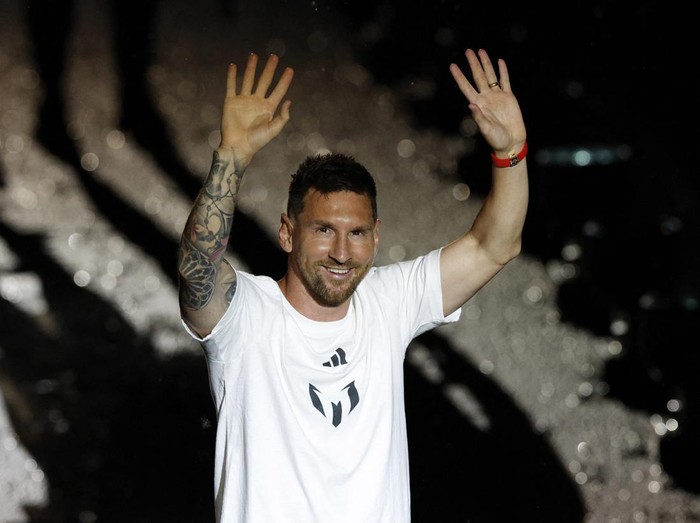 Soccer Football - Inter Miami CF unveil Lionel Messi - DRV PNK Stadium, Fort Lauderdale, Florida, United States - July 16, 2023 New Inter Miami signing Lionel Messi waves to the fans during the unveiling REUTERS/Marco Bello