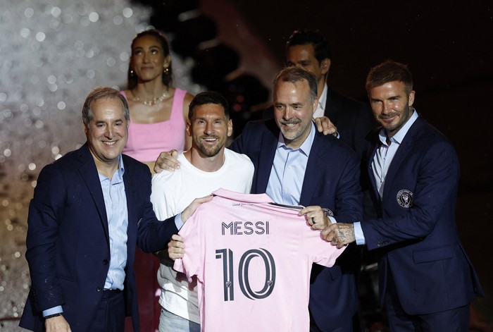 Sambutan Wah Inter Miami Untuk Lionel Messi Soccer Football - Inter Miami CF unveil Lionel Messi - DRV PNK Stadium, Fort Lauderdale, Florida, United States - July 16, 2023 New Inter Miami signing Lionel Messi waves to the fans during the unveiling REUTERS/Marco Bello