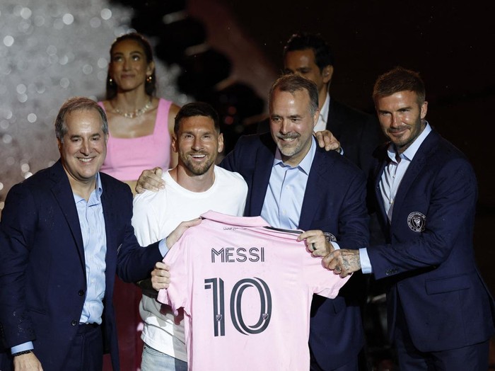 Soccer Football - Inter Miami CF unveil Lionel Messi - DRV PNK Stadium, Fort Lauderdale, Florida, United States - July 16, 2023 New Inter Miami signing Lionel Messi waves to the fans during the unveiling REUTERS/Marco Bello